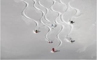  与度假村教练一起的越野滑雪道 